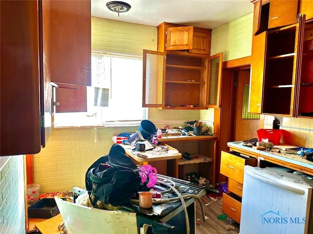 kitchen with decorative backsplash