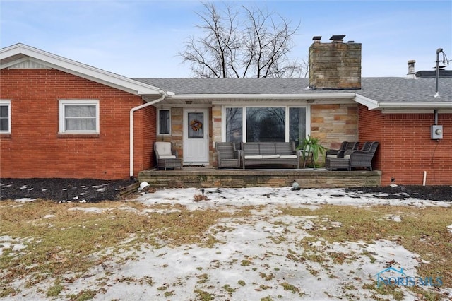 view of front of property featuring outdoor lounge area