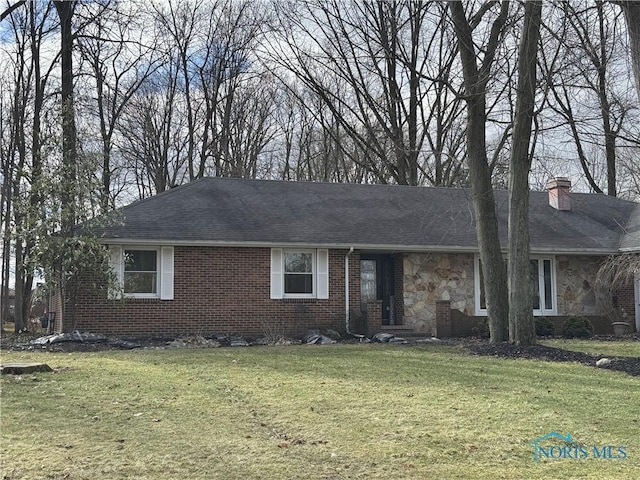 single story home with a front lawn