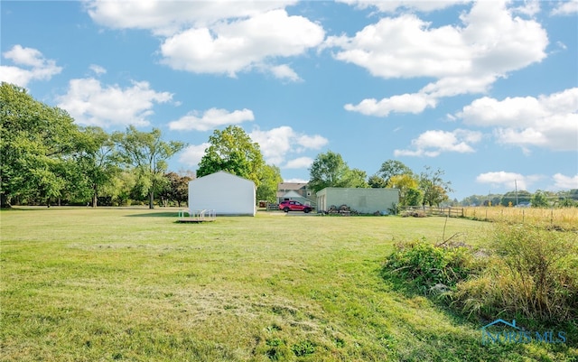 view of yard featuring a rural view