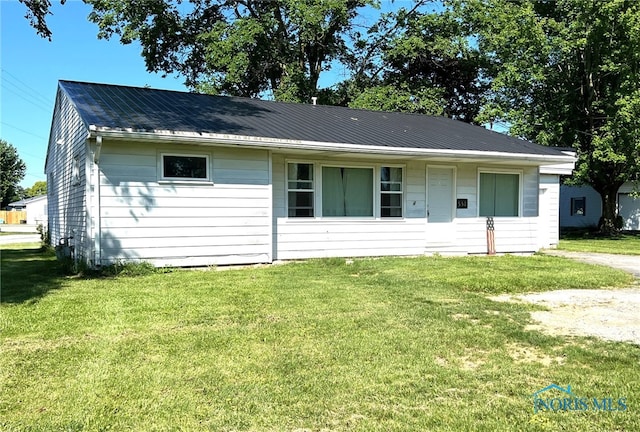 ranch-style house featuring a front yard