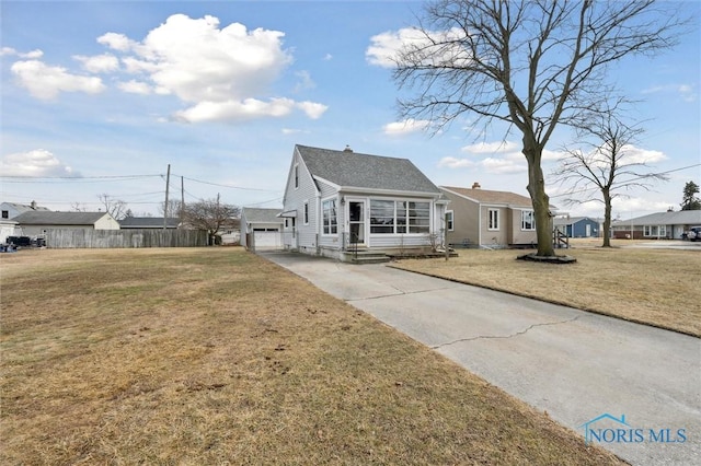 view of front of home featuring a front lawn