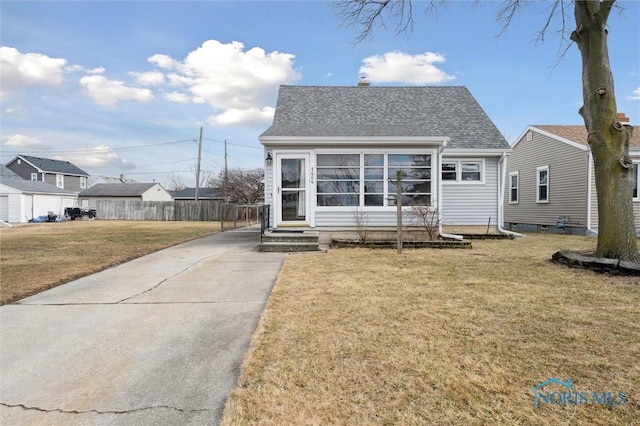 bungalow-style house featuring a front lawn