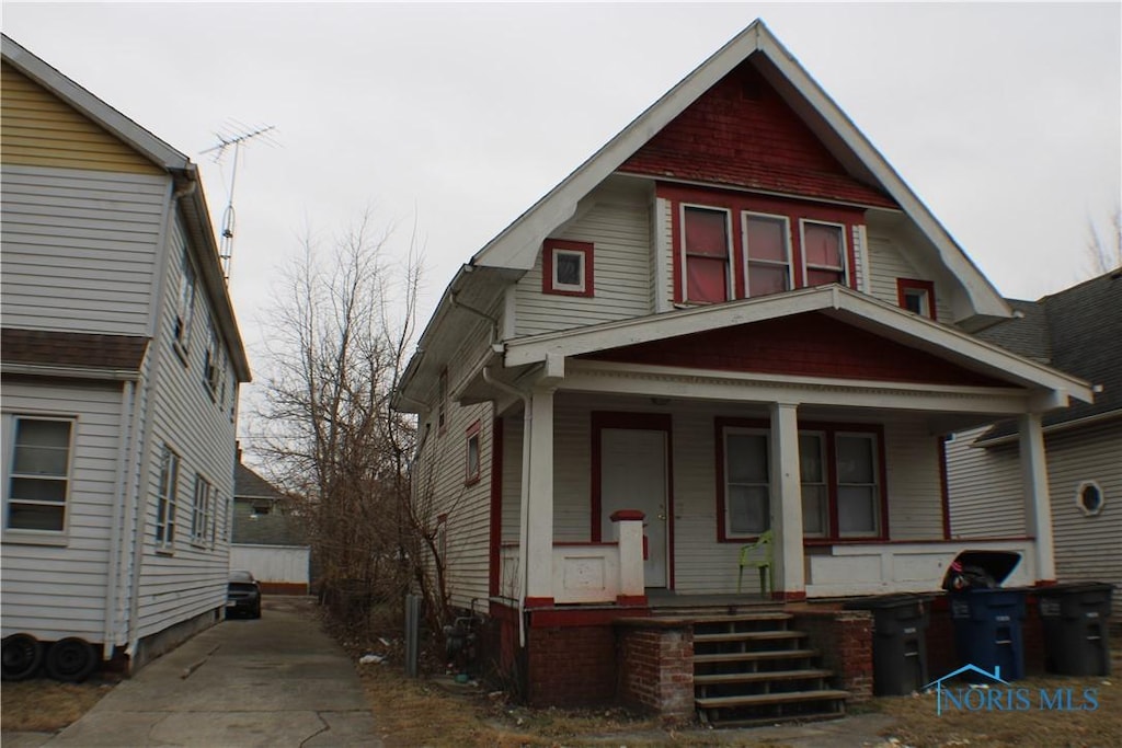 view of front of property featuring covered porch