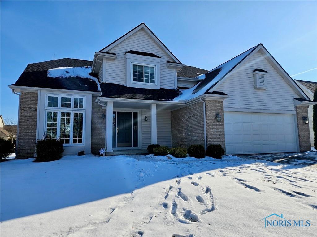 view of front property featuring a garage