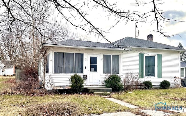 view of front facade with a front yard