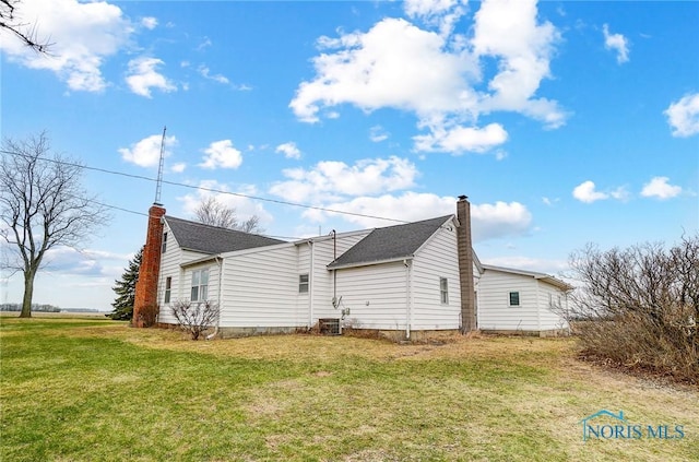 view of side of property featuring a lawn