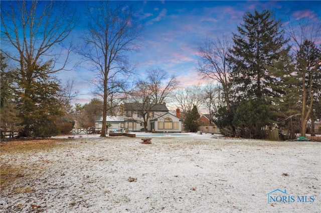 view of yard at dusk