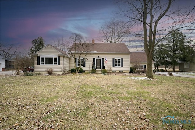 view of front of property featuring a yard