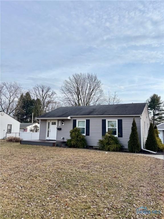 single story home featuring a front yard