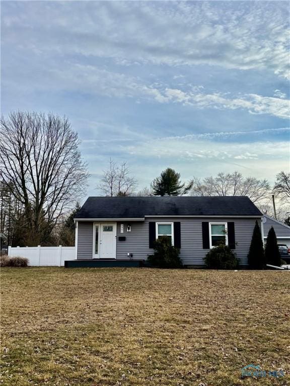 single story home with a front yard