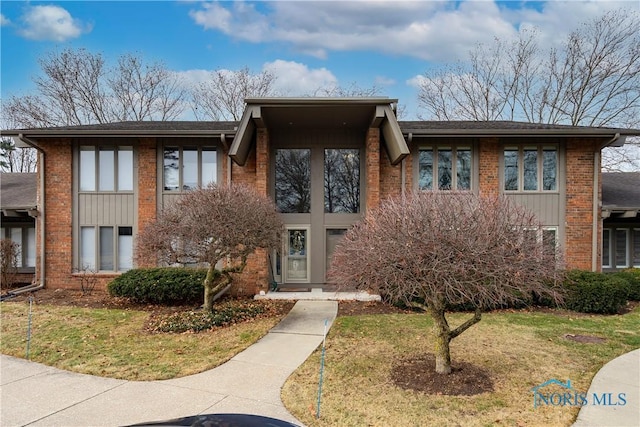 view of front of home featuring a front lawn