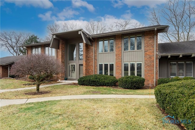 view of front of property featuring a front yard