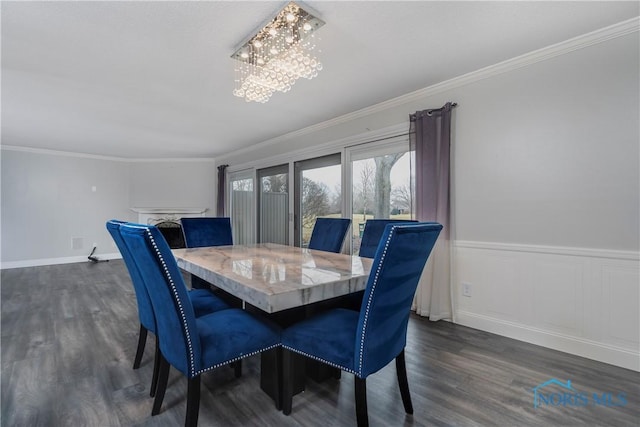 dining area featuring crown molding, dark hardwood / wood-style floors, and a chandelier