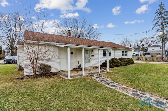 view of front of home featuring a front lawn