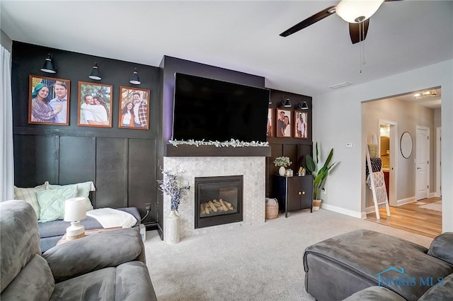 carpeted living room featuring ceiling fan