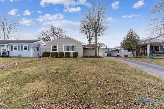 single story home featuring a front yard