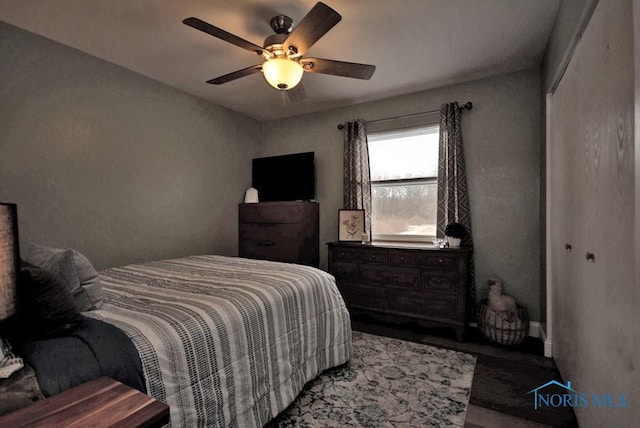 bedroom featuring ceiling fan and a closet