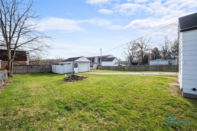 view of yard with an outbuilding