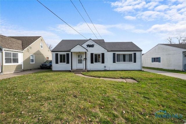 view of front of property featuring a front lawn