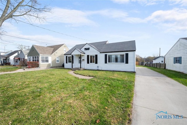 ranch-style home featuring a front lawn