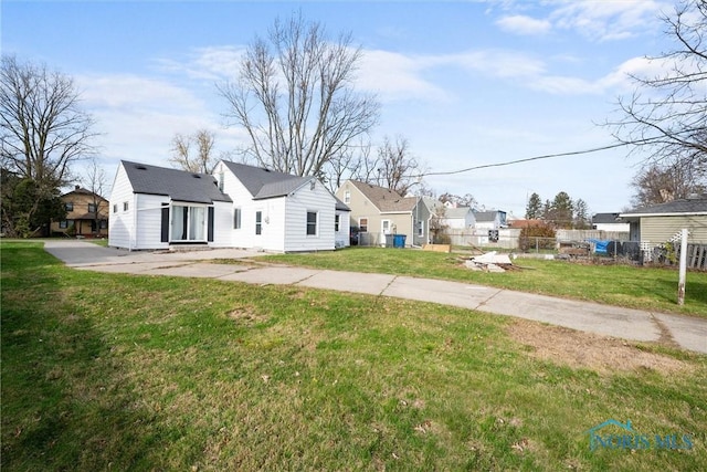 view of front of house featuring a front yard