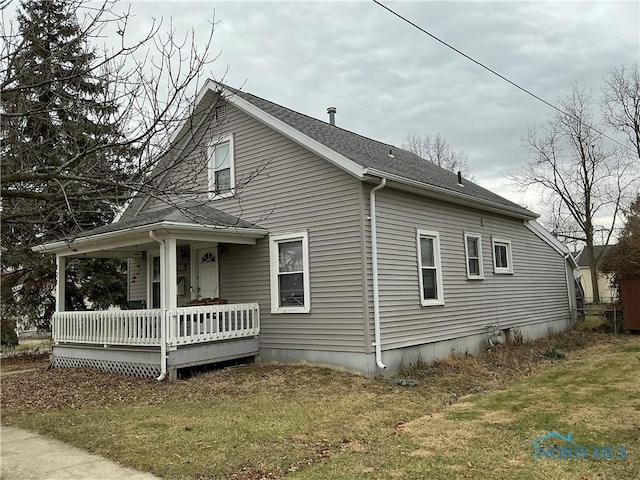 view of front of property featuring a front yard and covered porch