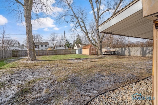 view of yard featuring a storage unit