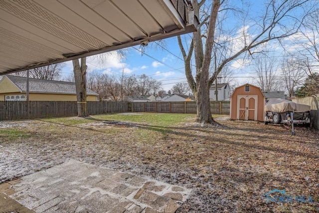 view of yard featuring a storage shed