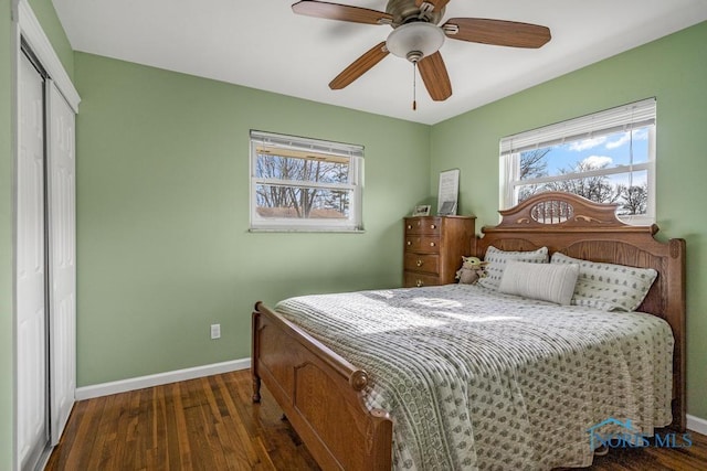 bedroom featuring dark hardwood / wood-style floors, ceiling fan, and a closet