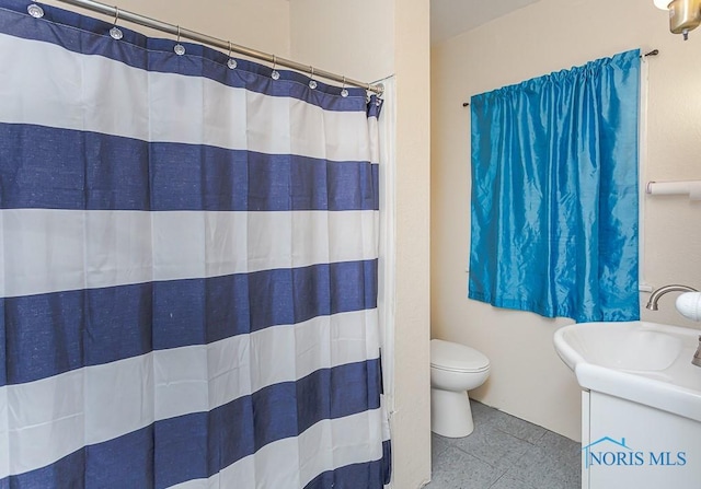 bathroom featuring a shower with curtain, vanity, and toilet