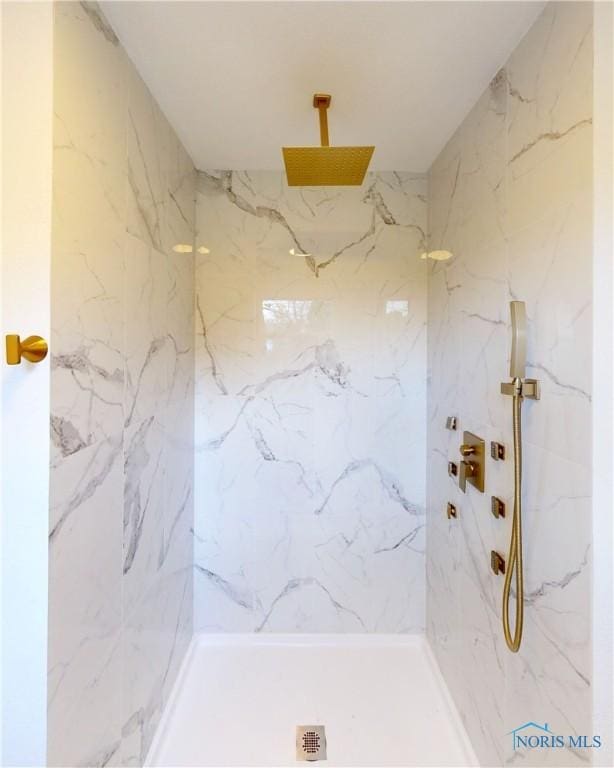 bathroom featuring a tile shower