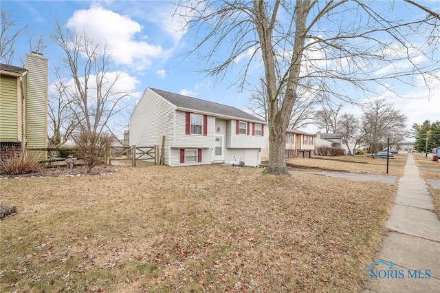 split foyer home with a front yard