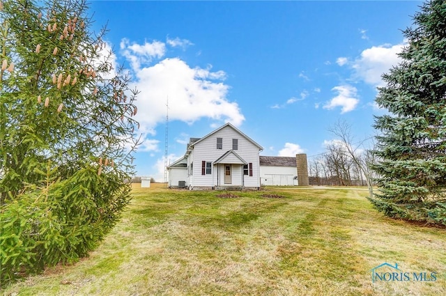 view of front of property featuring a front lawn