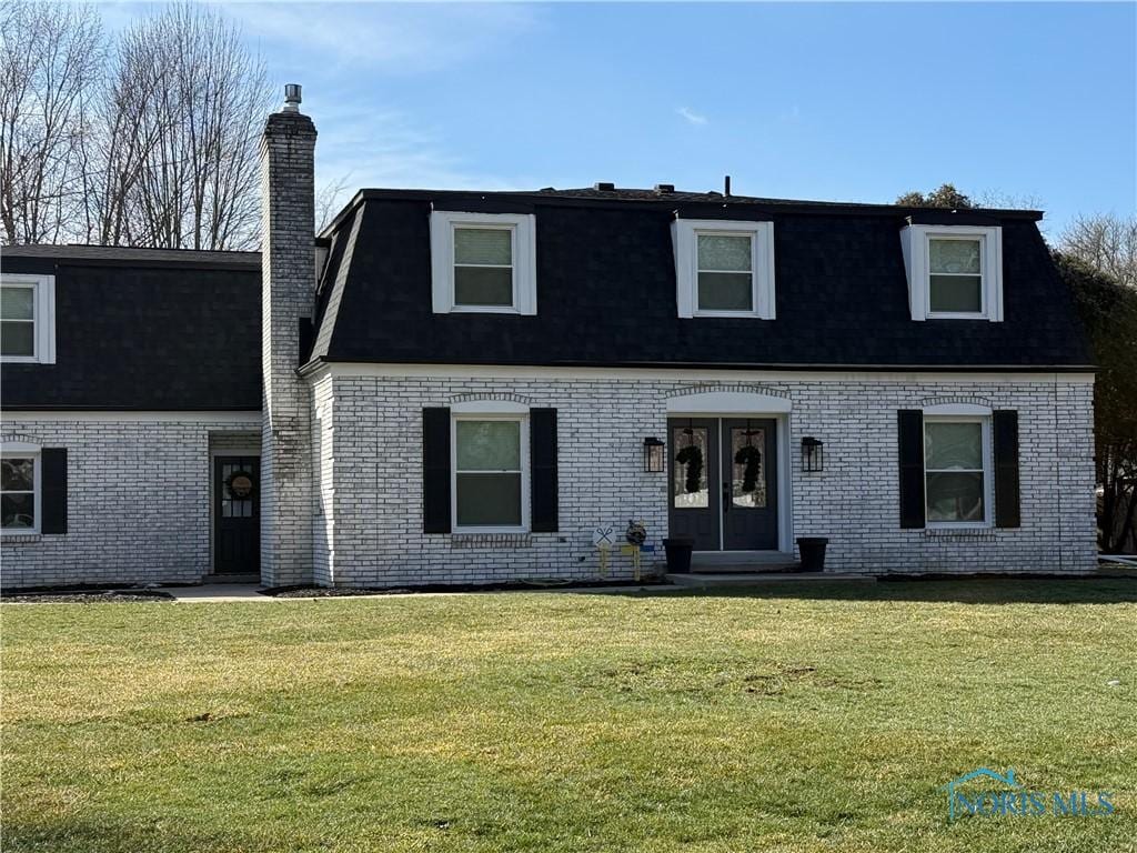 view of front of home featuring a front lawn