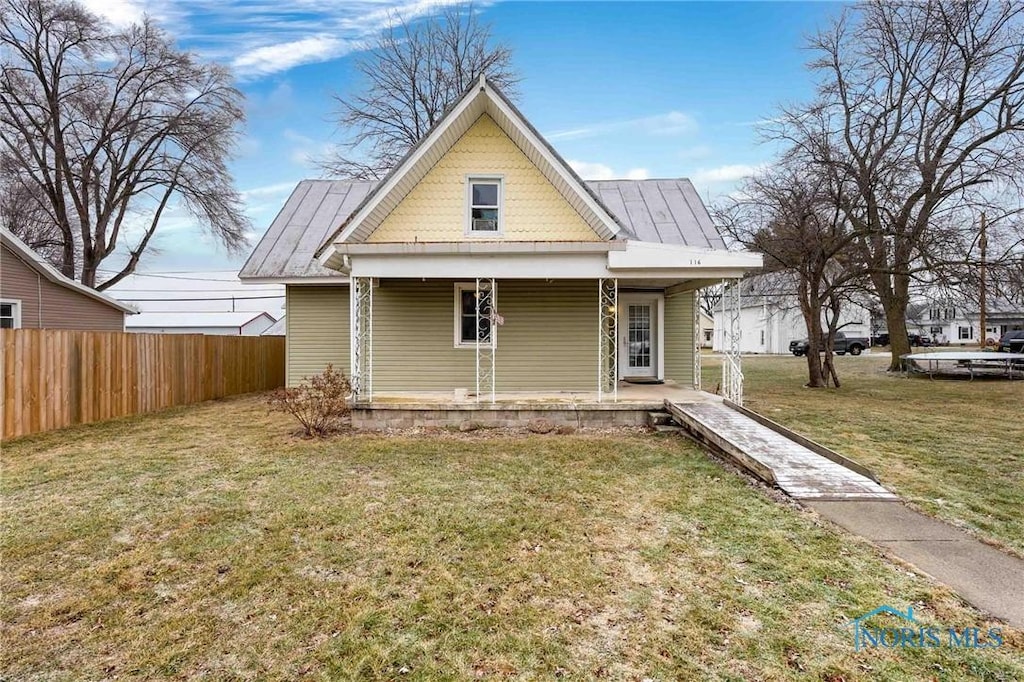 view of front of property with a front lawn