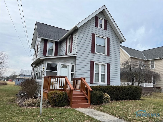 view of front property featuring a front lawn