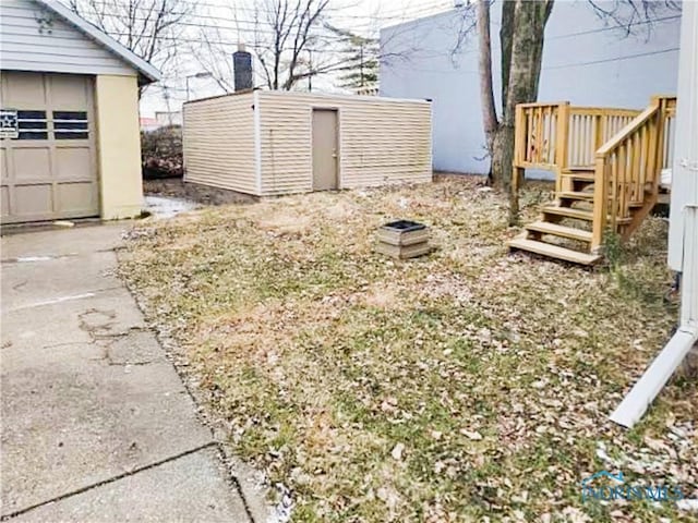 view of yard with a storage unit