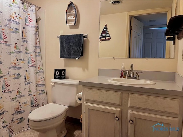 bathroom with a shower with curtain, vanity, and toilet