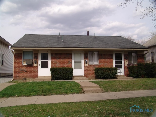 view of front of property featuring a front yard