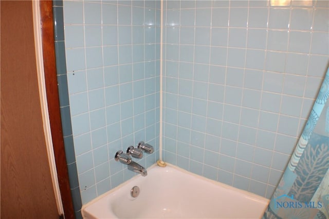 bathroom with shower / tub combo