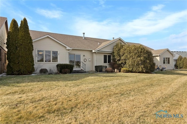 view of front of property featuring a front yard