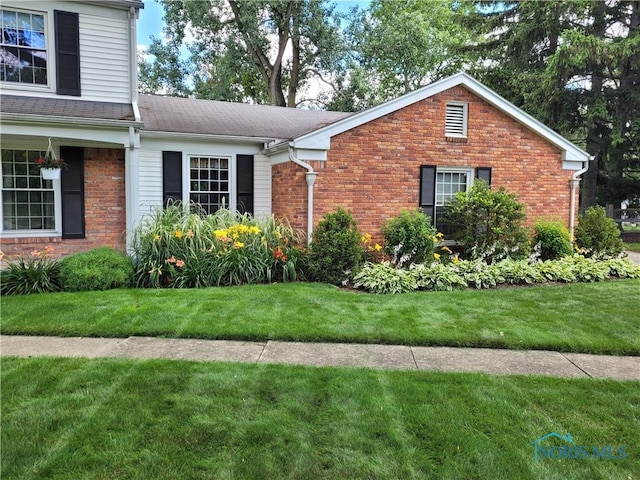 view of front facade featuring a front yard