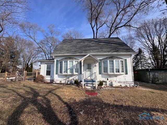 bungalow-style house featuring a front lawn