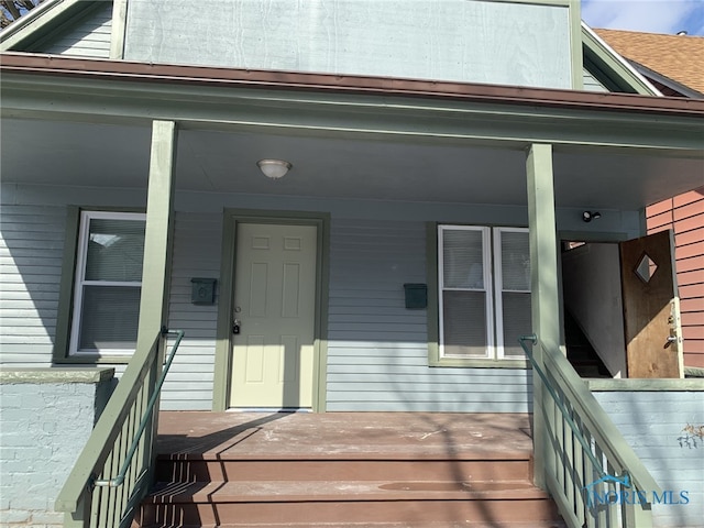 entrance to property featuring a porch