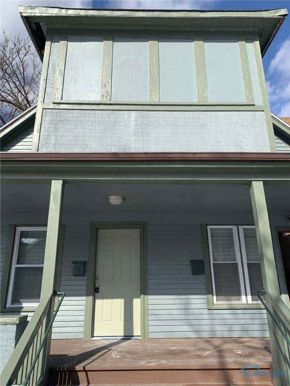 view of front of property featuring a porch