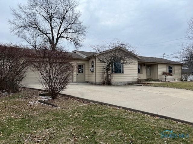 single story home with a front yard