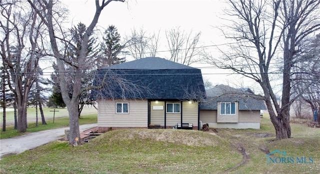 view of front of home featuring a front lawn