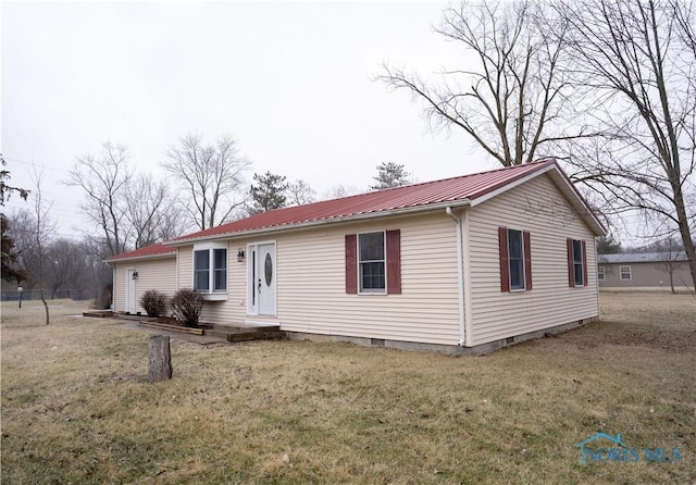 manufactured / mobile home featuring a front lawn