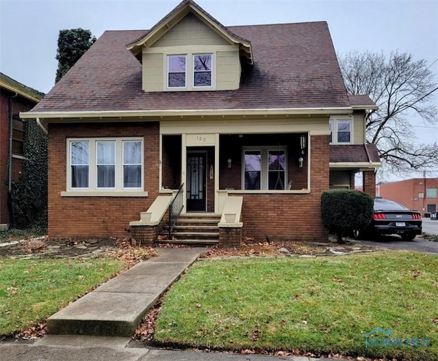 view of front of property with a front lawn